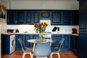 Penthouse with River Views: 2BD Derry Heritage Gem
